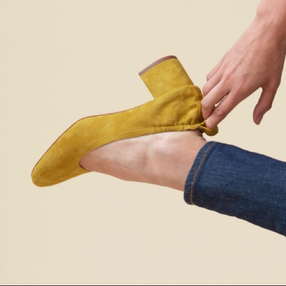 🚫SOLD🚫 Everlane Day Heel in Yellow Suede - Picture 4 of 5